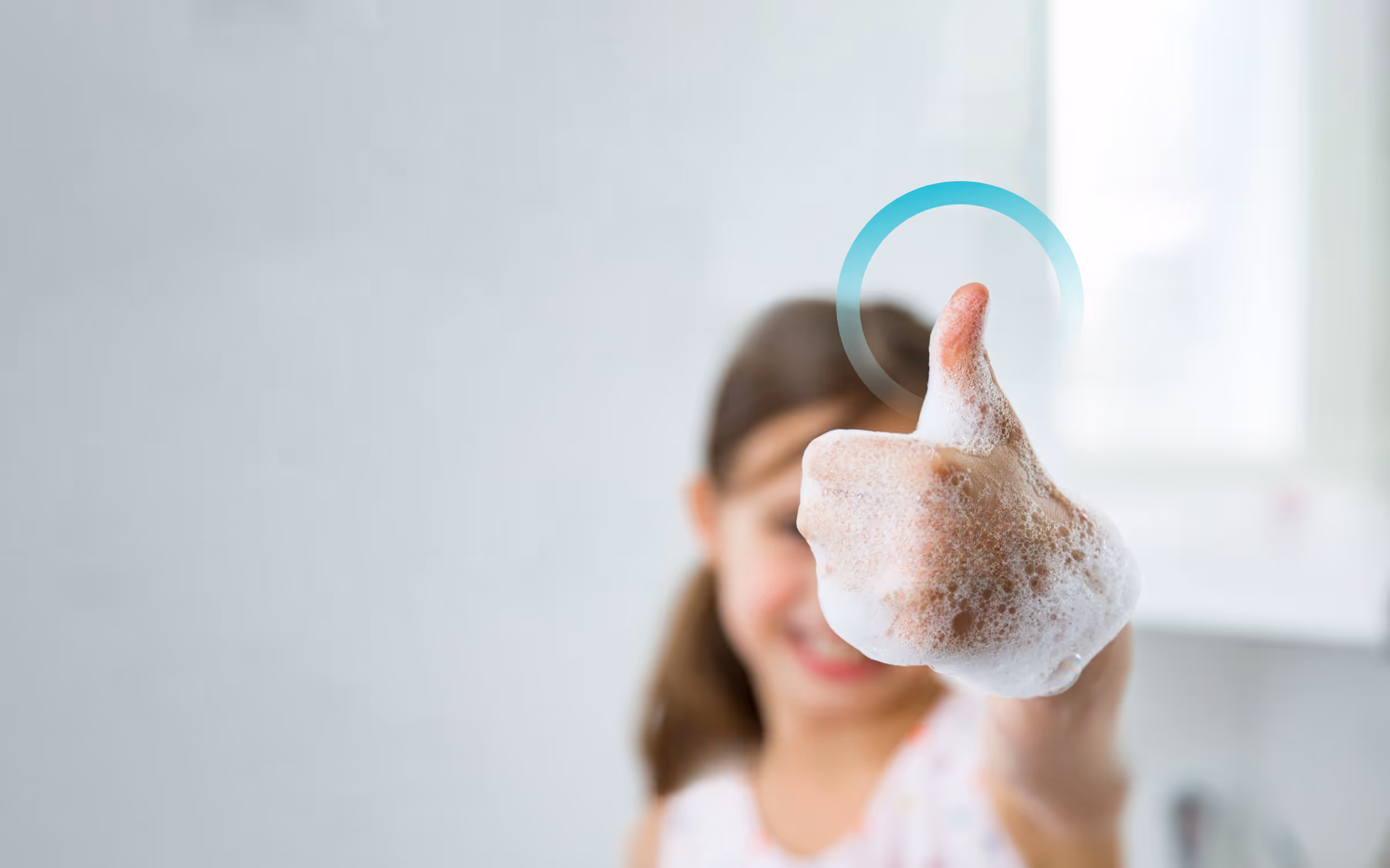 Kind in einem Kita-Waschraum, das seinen Daumen als Thumbs-Up in die Luft hält. Der Daumen wird eingekreist von einem Kreis entnommen dem purebo-logo